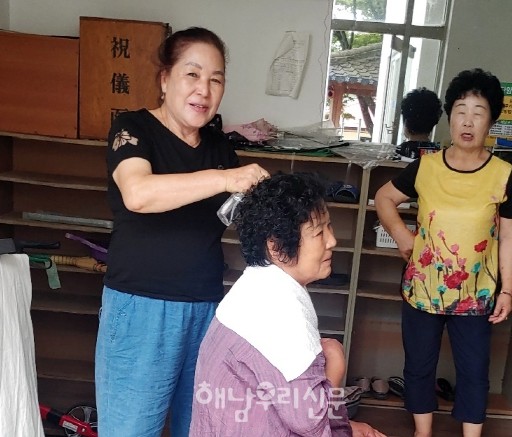 박인숙씨가 북평면 남창 여자노인정에서 미용 봉사를 하고 있다.