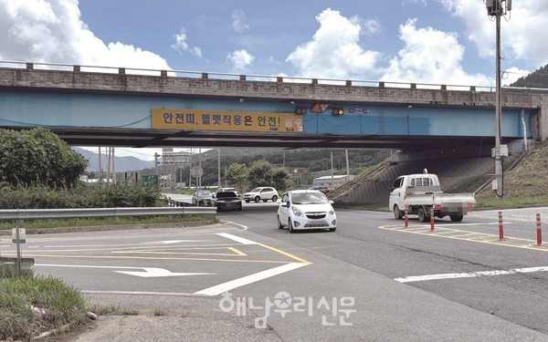 해남읍~대흥사로 확·포장 공사에 최대 5개의 원형교차로가 설치된다.(사진 평동교차로)