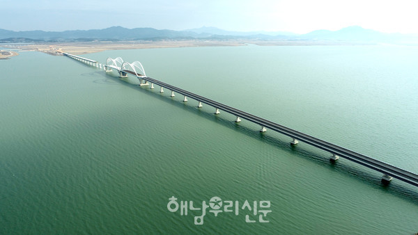 바닷물이 막히면서 심한 녹조현상을 빚고 있는 영앙호ㆍ금호호를 해수유통으로 수질을 개선하자는 의견이 제기되고 있다.(영암호 위 솔라시도 다리)