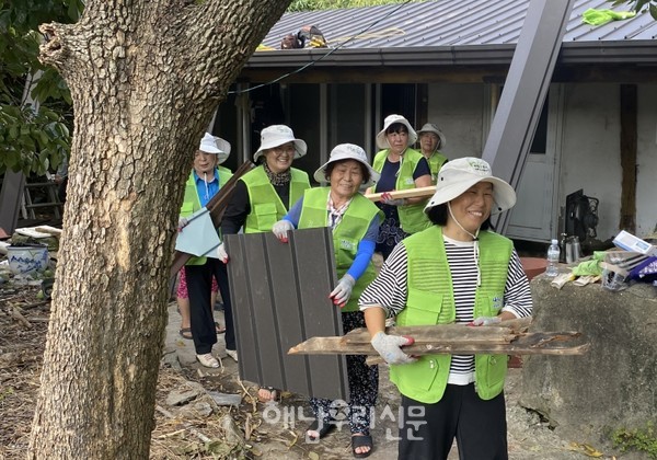 해남군새마을회와 문내면새마을부녀회가 지붕개량 사업을 펼쳤다.
