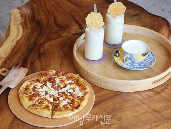 삼산면 평활리에 위치한 ‘902카페’에서는 초록 논 뷰를 감상하며 수제 해남 고구마 피자와 라떼를 즐길 수 있다.