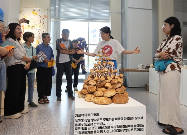 전국에서 온 청년작가들은 황산면 옥매광산과 광물창고 등에서 얻는 역사의 흔적들을 통해 옥매광산 광부 수몰사건을 시각적으로 풀어냈다.