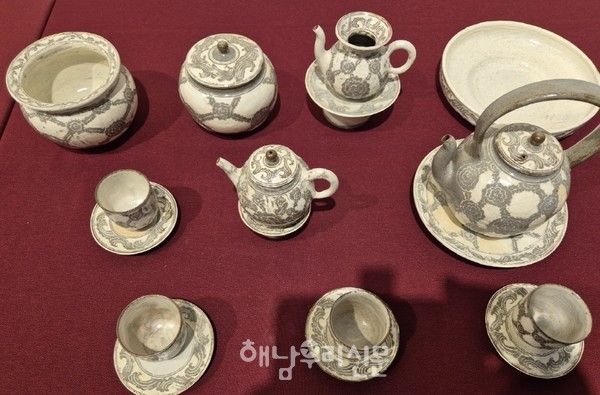 해남전국차도구공모전 수상작품들이 문화예술회관 기획전시실에 전시돼 있다.(대상작 이문헌 작가의 분청꽃살문 주전자세트)