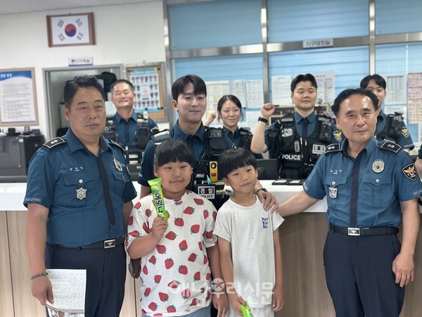 해남동초 윤나희 학생이 감사편지를 들고 동생과 함께 읍내지구대를 찾았다.