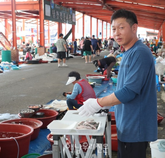 최찬은씨는 남창장과 해남읍장에서 직접 잡은 자연산 생선회를 떠주기에 찾는 단골이 많다.