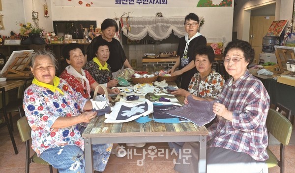 화산면주민자치회 꼬부랑 할머니들이 집안에 묵혀 있는 에코백을 새롭게 디자인하는 재미에 빠져 있다.