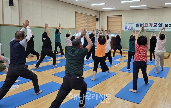 해남군보건소는 저속노화 건강법을 접목한 프로그램을 운영하고 있다