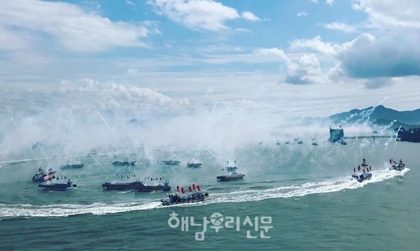 올해 명량대첩축제는 바다에서 펼쳐졌던 해상전투 대신 특수장치를 설치한 육상 무대에서 펼쳐진다.(2019년 해상전투 모습)