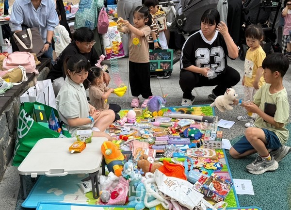 해남형 공동육아방이 아이들이 가장 즐거운 공간으로 자리잡고 있다.(코아루 공동육아방의 시장잔치&아나바다 장터’)