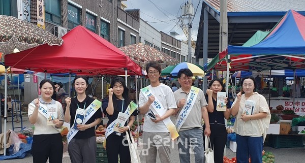 농어촌공사 해남·완도지사가 해남오일장에서 농지이양 은퇴직불사업을 홍보했다.