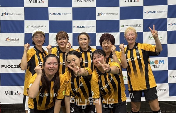 ‘송지FC’가 데뷔전인 ‘달차녀리그 올나잇 풋볼페스타’에서 귀중한 첫 골을 터뜨려 자신감을 얻었다.