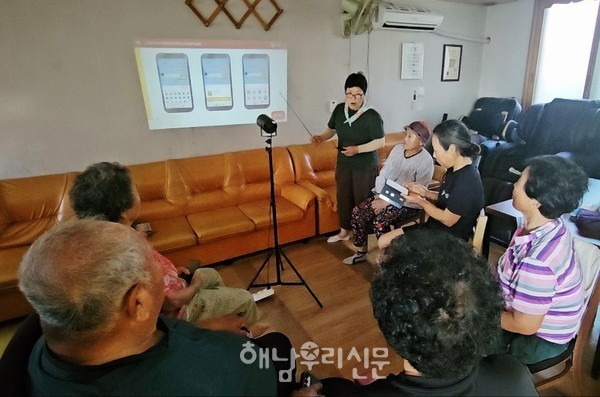 해남군교육재단이 디지털 문해교육을 도입, 성인 문해교육의 지평을 넓히고 있다.
