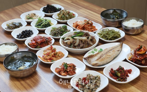 송지면 산정리에 위치한 ‘청송식당’은 15첩 반찬과 생선구이, 소불고기, 국이 어우러진 ‘해남밥상’의 진수를 보여준다.