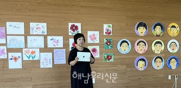 문내면 예락마을 ‘복 터진 미술관’에 12명의 예락 할머니 작품이 걸렸다.