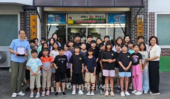 해남교육지원청 교육장 취임을 앞은 황산중 조연주 교장이 시등지역아동센터를 찾아 김민덕 시설장에게 감사패를 전달했다.