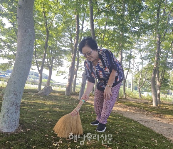 이휘임 할머니는 건강한 지구를 위해 오늘도 이끼정원을 돌본다.