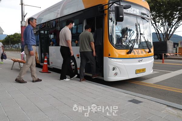     해남군이 도입한 전기 저상버스가 시운전을 거처 본격 운영에 들어갈 준비를 하고 있다.