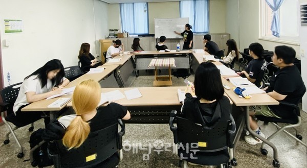 검정고시 대비반 청소년들이 수업을 받고 있다.