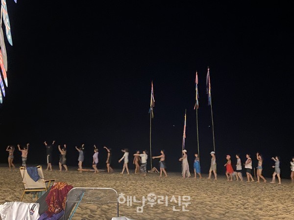 리트릿캠프 참여 여성 120명이 송평해변에서 달밤·아침 맨발 걷기를 하고 있다.