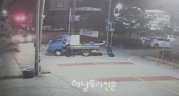 옥천파출소 정광균 경감과 김광중 경위가 차량을 밀고 있다.