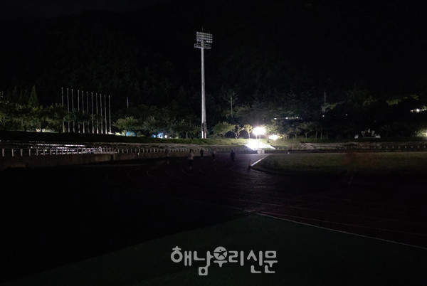 야간에 운동 나온 주민들이 어둠이 무겁게 내린 우슬경기장 트랙을 뛰고 있다.