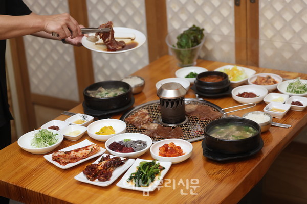 북평면 남창에 위치한 ‘대동명품한우’는 돼지갈비와 갈비탕, 버섯불고기전골에 황칠을 더해 ‘해남황칠요리’의 진한 풍미를 선보인다.