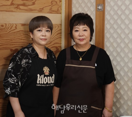                          김영숙(69) 대표와 딸 이수진(47)씨.
