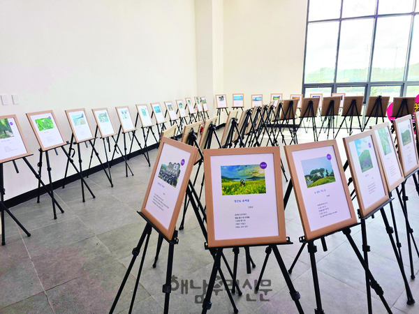 명량해상케이블카 2층에서 제1회 전남 명품관광지 디카詩 전시회가 열리고 있다.