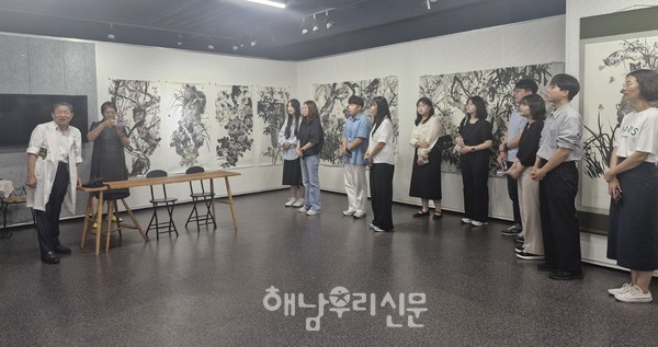 해남군 신규 공직자들이 행촌미술관을 찾아 해남종합병원이 확장시킨 예술의 여정을 듣고 있다.