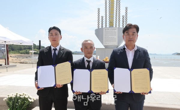 해남청년회의소 박정용 회장, 해남우리신문 최원묵 대표이사, 옥매광산 희생광부 유족회 박철희 회장은 업무협약을 통해 옥매광산 희생광부의 진실규명 등을 위한 역사동행을 함께한다.