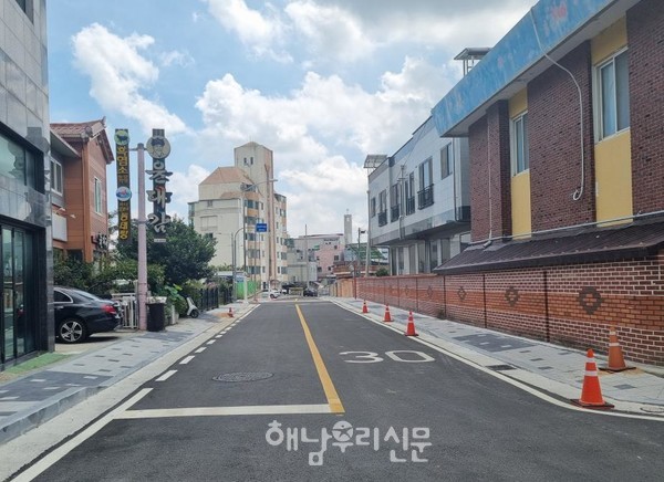 전선지중화 공사로 해남 읍내길 도로가 환해졌다.