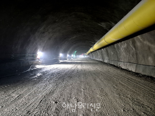 화원~신안 압해 해저터널 공사가 막바지 천공작업이 진행되고 있다. 전체 2.73㎞ 구간 중 95%가 완료됐다.(사진제공=해남군)