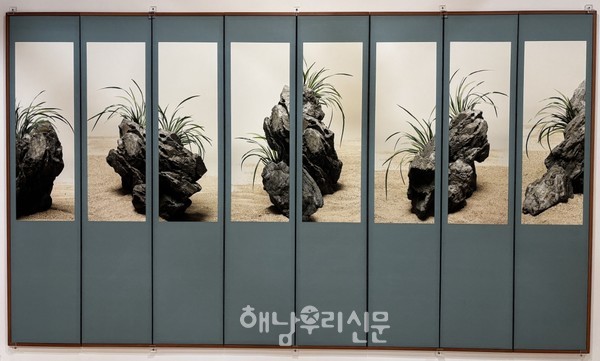 구성연 작가의 ‘산수’와 ‘난초’ 시리즈는 전통적 상징과 소비사회의 부산물이 만나 빚어낸 역설적 풍경을 선보인다.