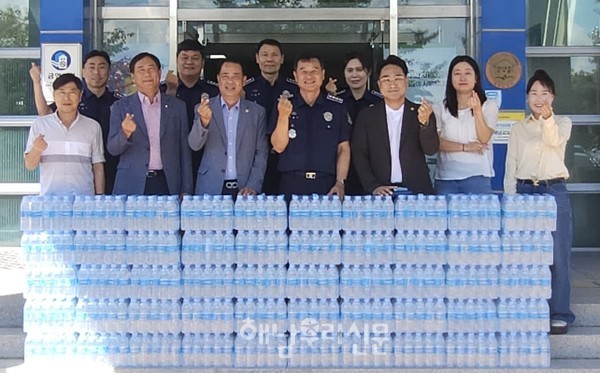 해남교도소 교정협의회 임원들이 해남교도소에 생수 500ml 5,000병을 전달했다.
