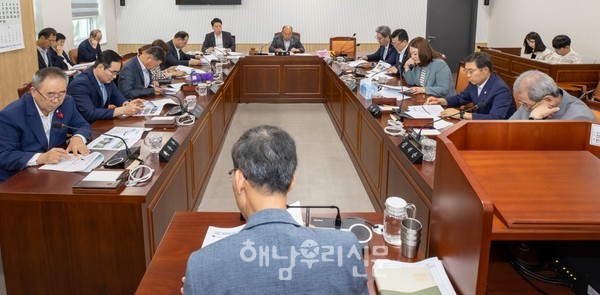 해남군의회 의원간담회에서 북평면 농촌공간정비사업 공모사업이 보고됐다.