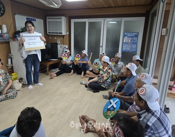 군은 건강격차 해소사업 일환으로 계곡면 31개 경로당에서 영양골든벨 행사를 진행했다.