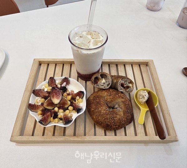 하바구 카페의 무화과 요거트와 베이글, 라떼가 좋은 반응을 이어가고 있다.