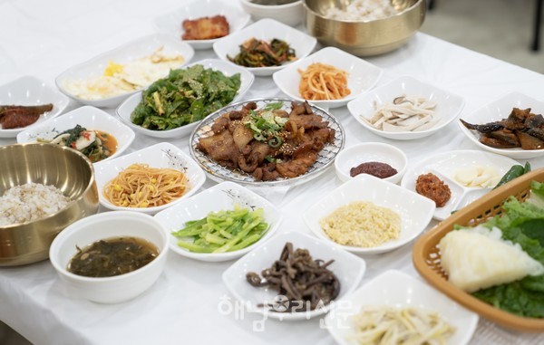삼산면 구림리에 위치한 ‘한오백년’은 산사와 어울리는 나물, 보리밥, 제육볶음, 채소 쌈이 한 상에 오르는 보리쌈밥으로 35년의 역사를 이어왔다.
