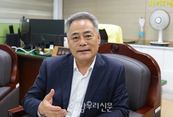 해남동초 조현길 교장은 지역사회와 호흡하고 공감할 수 있는 어린이로 성장하는 것을 최우선 목표로 삼고 있다.