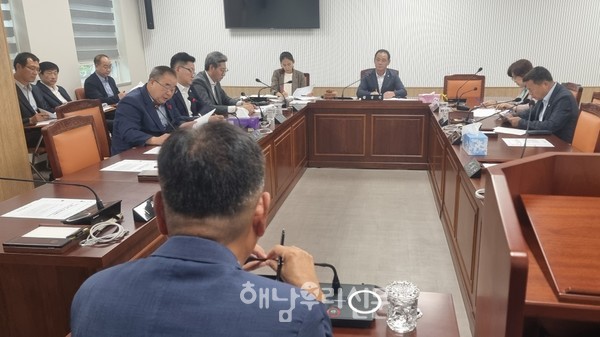 해남군의회가 제14차 의원간담회를 열고 해남군으로부터 공모사업 계획을 들었다.