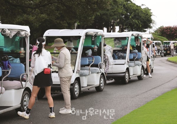 ‘파인비치 리얼골퍼 챔피언십’ 결선에 나선 선수들이 대회 시작을 기다리고 있다.