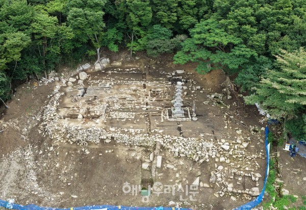 대흥사 암자 중 가장 높은 곳에서 천년간 중생을 돌봤던 만일암 터가 발굴조사를 통해 모습을 드러내고 있다.