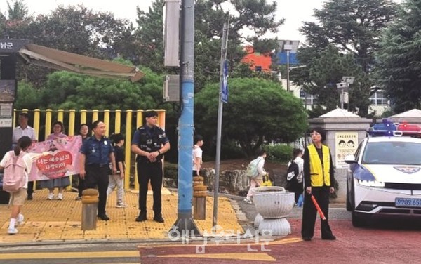 초등학생 유인 사건이 잇따르자 해남경찰서가 등하굣길 순찰을 강화했다.