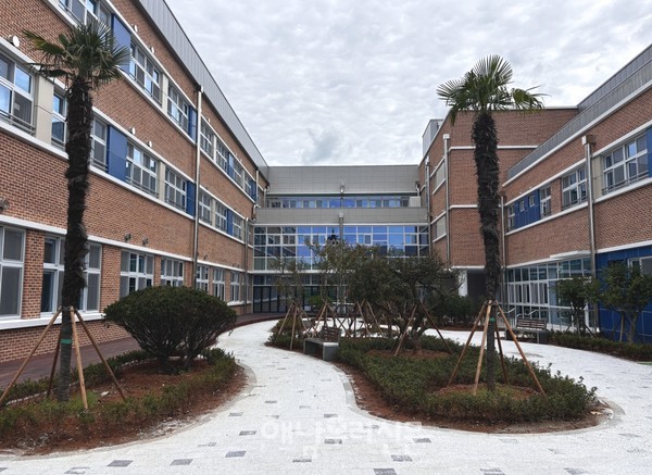 해남서초등학교가 100년 만에 운동장과 본관의 위치가 바뀐 가운데 신축 본관에서 수업이 시작됐다.