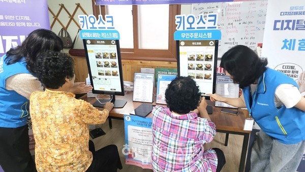 해남군은 경로당을 찾아 어르신들게 키오스크 교육을 진행하고 있다.