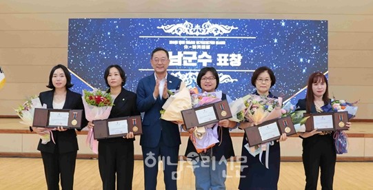 장기요양기관 종사자 휴(休)-아카데미가 열린 가운데 유공자 표창이 수여됐다.