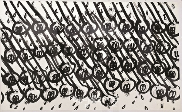 빗방울을 형상화한 작은 기호들이 화면을 수놓는다. 단순한 도상이 아니라 소리와 리듬을 기록한 듯한 필선이, 문자와 자연 현상 사이의 새로운 관계를 탐색한다.