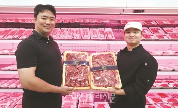 해남진도축협 하나로 마트 직원들이 인기가 높은 ‘땅끝한우’를 선보이고 있다.