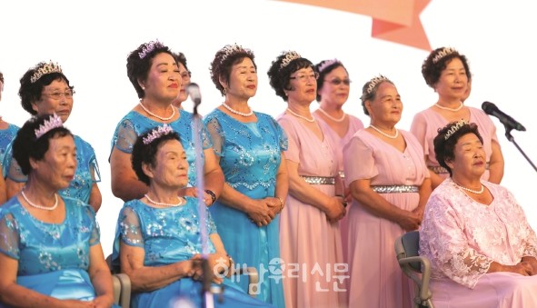 제18회 치매극복의 날 기념행사에서 꽃메청춘합창단이 감동의 무대를 선보였