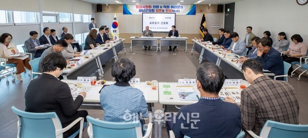 해남군의회와 밀양시의회가 간담회를 갖고 교류협력을 강화키로 했다.